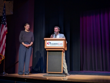 Aris Theofanopoulos receiving the 2025 Communication Alumni of the Year award