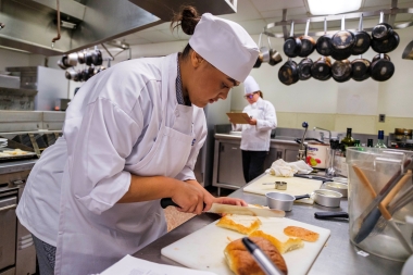 Jazmin de La Rosa Andujar prepares her dish