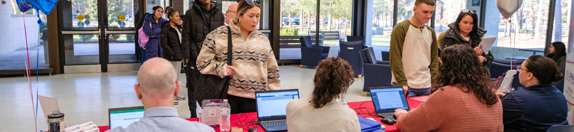 advisors at stop drop and enroll meeting with students