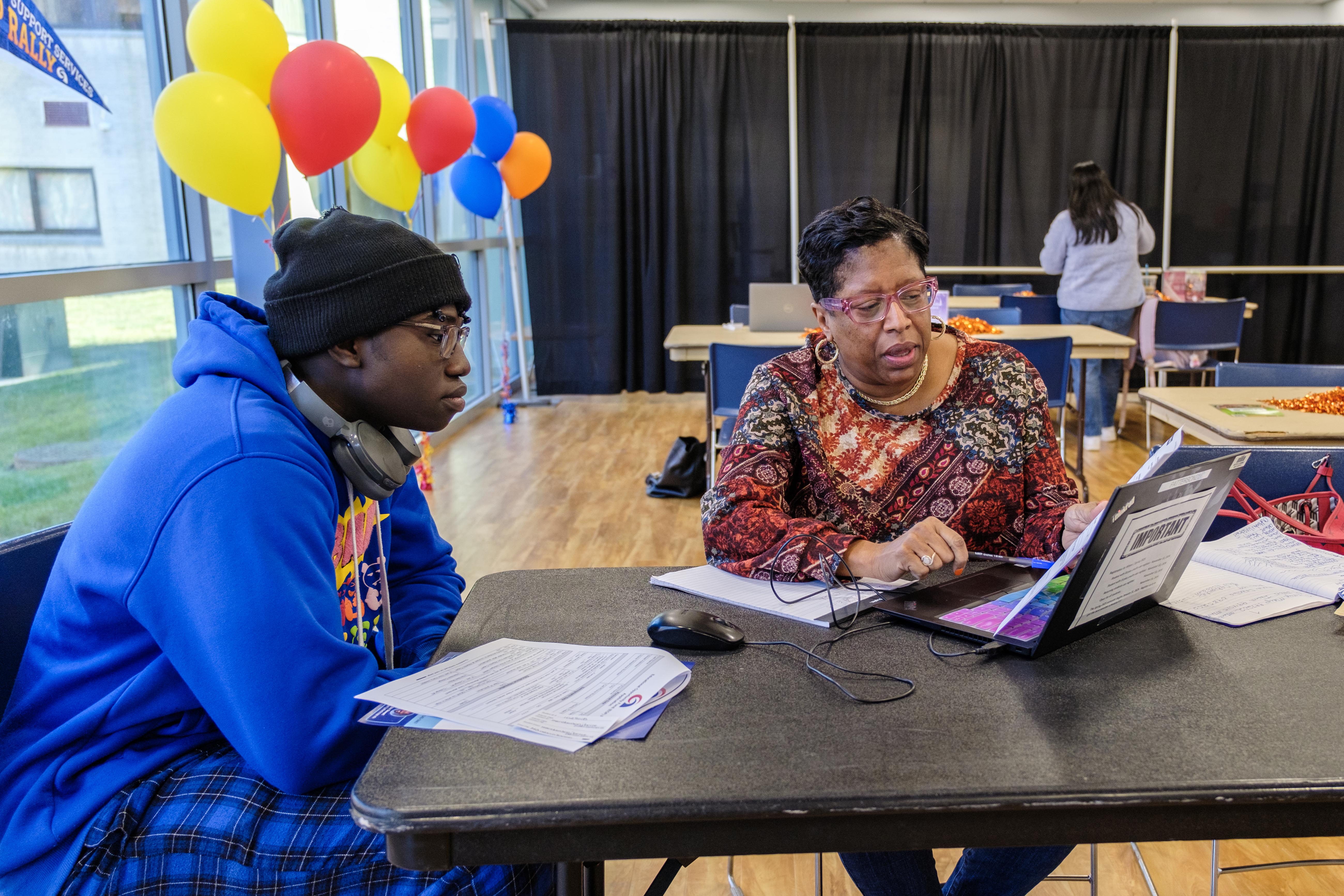 student receiving course selection support